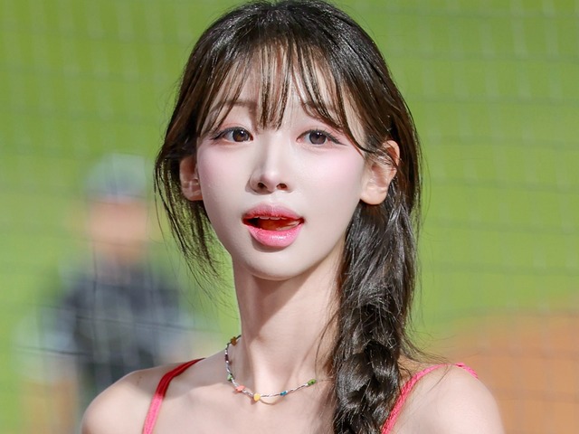 「わぁデカい…」韓国チア、収まりきらない“ボリューム感”！存在感たっぷりキャミワンピ姿に釘付け