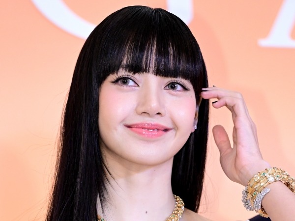 「すごい」BLACKPINK・リサ、スイムウェア姿で“完璧スタイル”　船上バカンスSHOTに釘付け