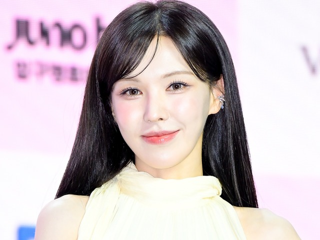 華奢ボディに浮かぶ“立体感”…ウェンディ、胸元ギリギリ衣装で視線釘付け「わぁ」「目の保養」