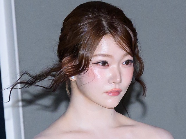 透け感たっぷりでヒヤヒヤ…日本人K-POPアイドル、レーストップスで地元・大阪を散策