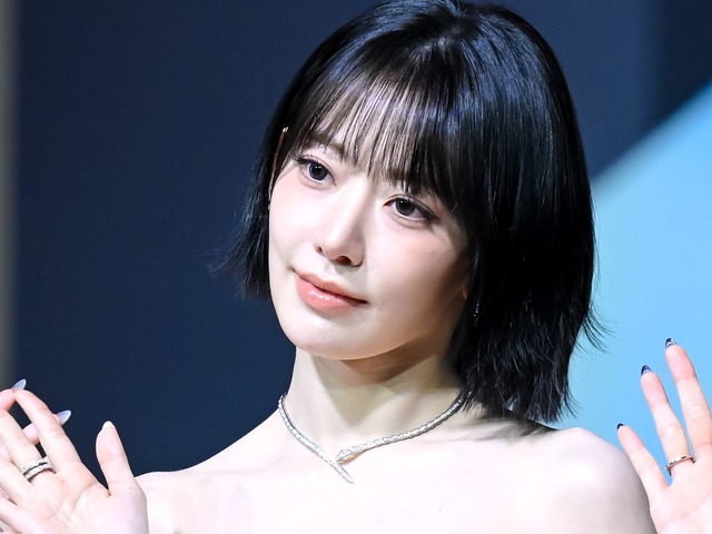 縦線うっすら…LE SSERAFIM・ 宮脇咲良、ピチっとへそ出し衣装で“美くびれ”あらわ「女神だ」
