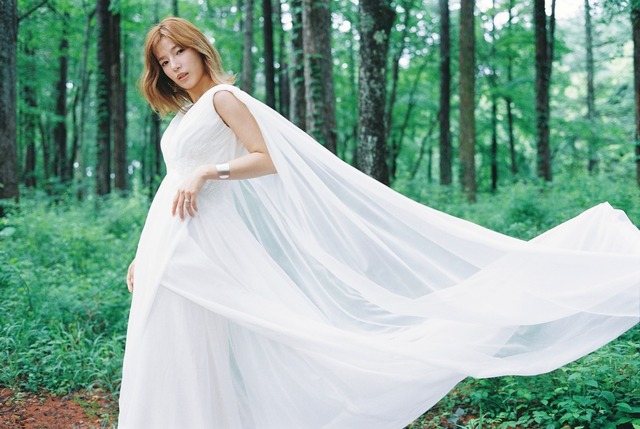 石井杏奈が『ゼクシィ』表紙に登場！軽井沢の自然に包まれた花嫁姿を披露