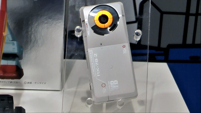 ガンダム携帯「945SH G」。カメラのレンズ周りがビームライフルのデザインになっている