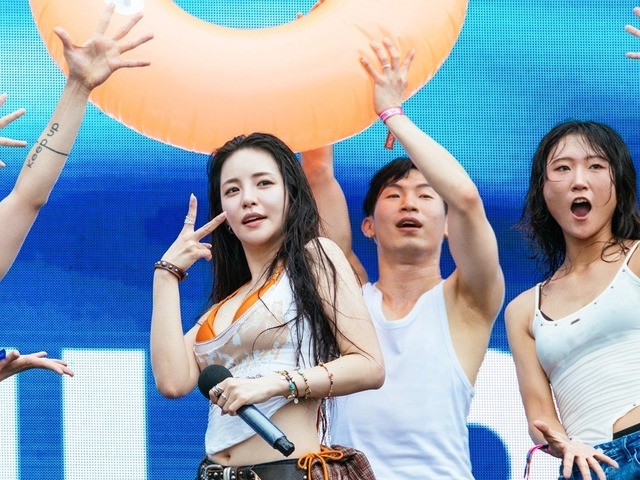 過激パフォだけじゃない！ 韓国の“びしょ濡れフェス”が突きつけた、残酷な現実「あなたの武器は何？」