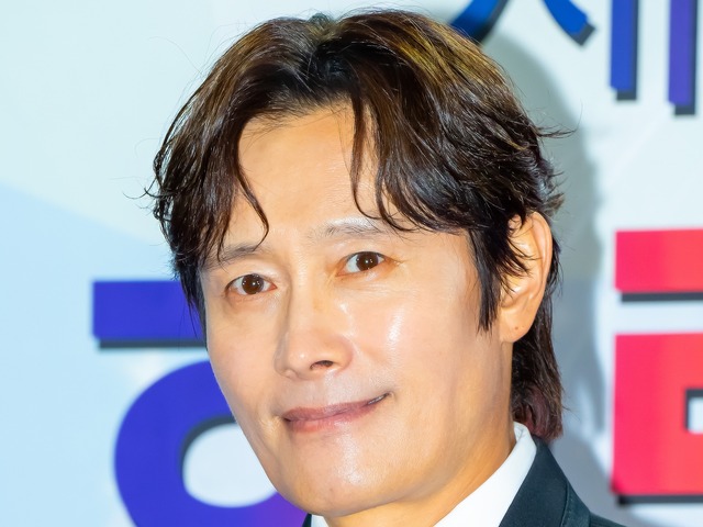 映画・ドラマ界で存在感を増すAIに緊張…俳優イ・ビョンホン、授賞式で語った新時代との向き合い方