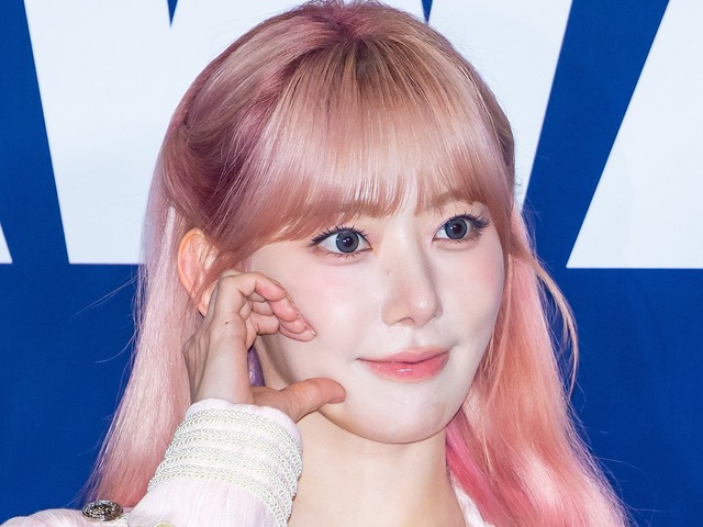 LE SSERAFIM・宮脇咲良、“羊肉串”片手にビールをゴクリ！ほんのりピンクの頬にファン悶絶