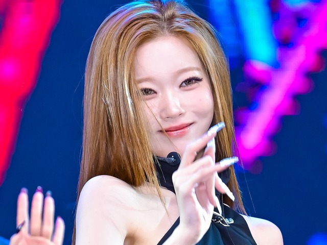 “無防備”なスキマに視線集中…日本人K-POPアイドル、深Vネックで魅了「心拍数上昇しちゃう」