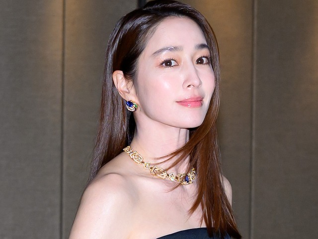 「出てた…」イ・ビョンホンの美人奥さま、黒ドレス姿で“うっかり露出”　衣装ハプニングに自ら言及