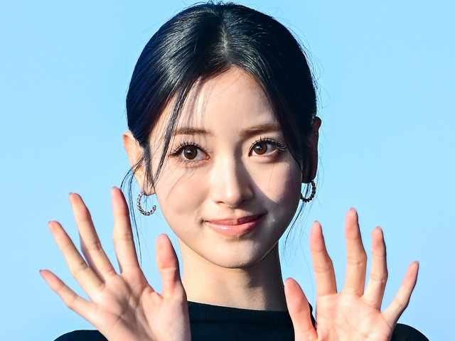 MEOVVの日本人メンバー・アンナ、“AI級”美貌で視線独占！シックなブラックコーデで日本へ出国