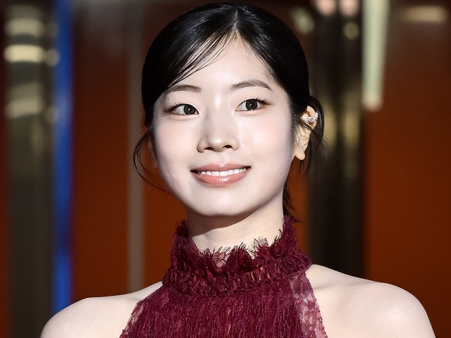 ヴィーナスラインに釘付け…TWICE・ダヒョン、“美背中”まる見えドレスで映画祭に出席「女神だ」