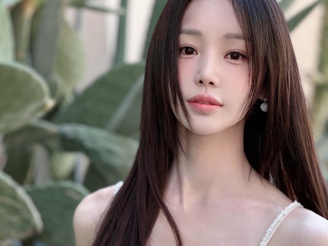 たしかに整形を告白して“警告”されたことはあるが…本当に42歳？ ショートヘアのナム・ギュリ、驚きの童顔
