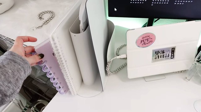 IKEAのブックスタンドに仕事道具をまとめ、隣のiPadはサブ的に活用（C）mu mu