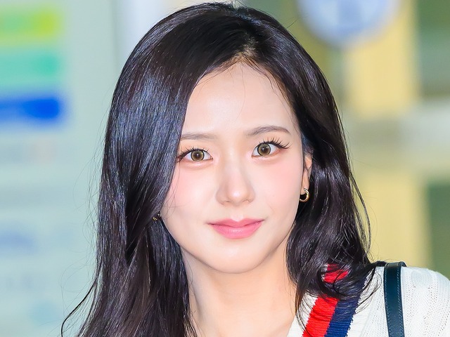 「これがメイク前だって？」BLACKPINK・ジス、ほぼすっぴんでも変わらぬ美貌…ビフォーアフターに反響