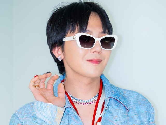 G-DRAGON、NYで見せた“日本語ファッション”に注目！金髪に映える唯一無二のセンスを披露
