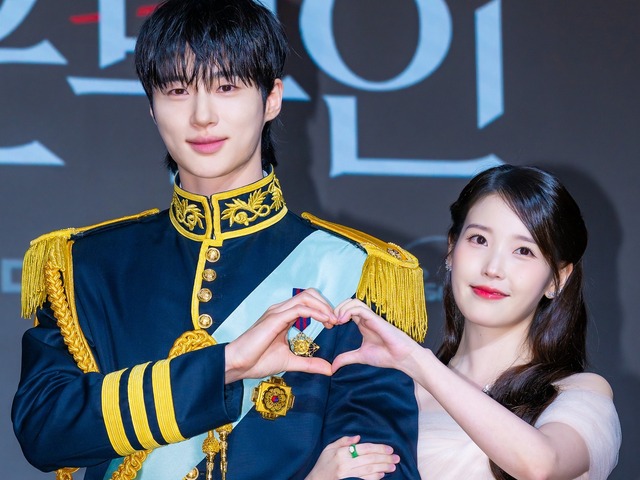 共演作は大炎上も友情は続く！IU、俳優ビョン・ウソクの撮影現場にケータリングカー差し入れ