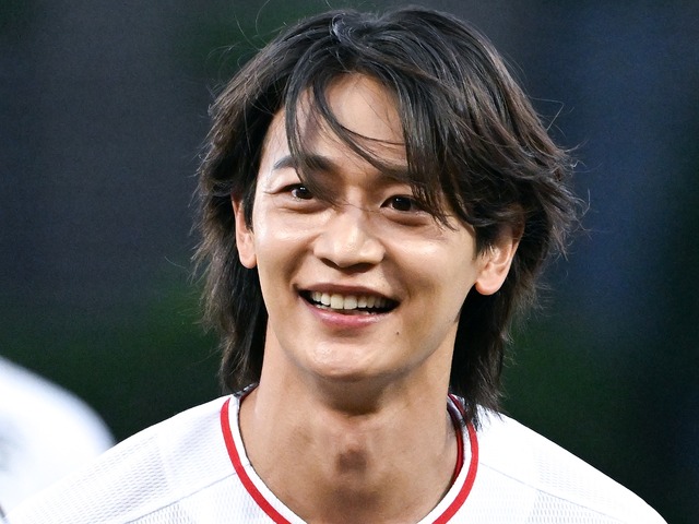 【独自写真】全身ユニ姿が青春漫画の主人公のよう！SHINee・ミンホ、始球式で見事な“ノーバン投球”披露