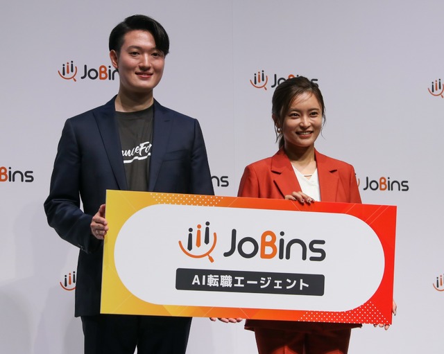 （右）小島瑠璃子【撮影：平木昌宏】