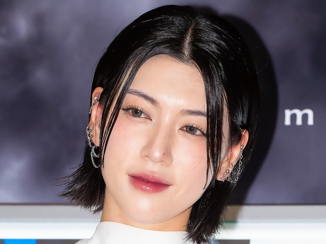 “ベッドシーン”で早くも話題！韓国映画デビューの三吉彩花、血しぶき浴びたスチールが公開
