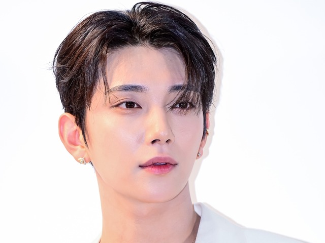 「普通に東京の街中歩いてる！」SEVENTEEN・ジョシュア、日本満喫オフショット公開　ジョンハンの姿も