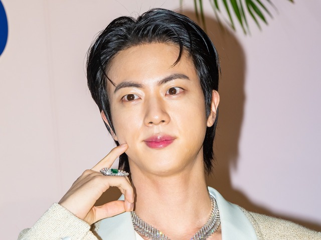 「海が似合う男…」BTS・JIN、“美形フェイス×鍛えた肉体”のギャップにファン悶絶！ビーチSHOT公開