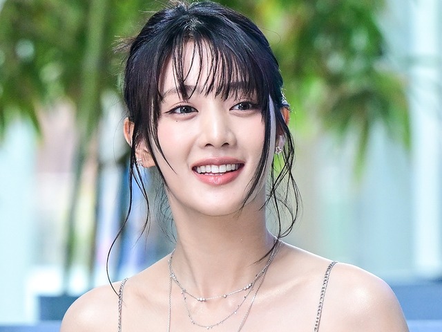 “胸元ぱっくり”ドレス姿のミンニ、ふくらみのぞく大胆衣装に「こんなに見せていいの？」