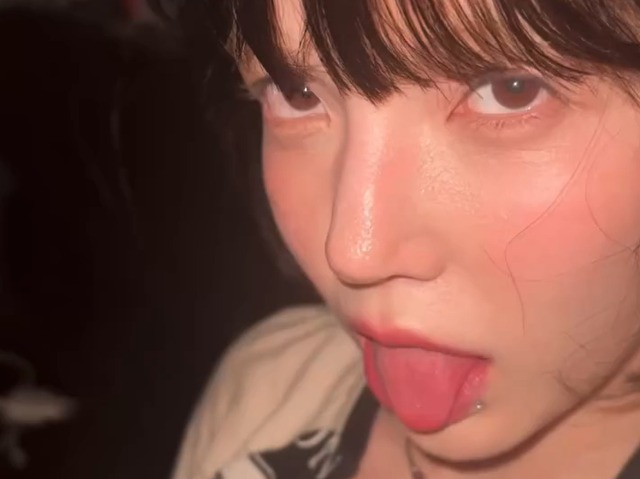 腕にはタトゥーが点在　“いじめ”騒動で脱退した元K-POPアイドル、艶めかしいスイムウェア姿で近況報告