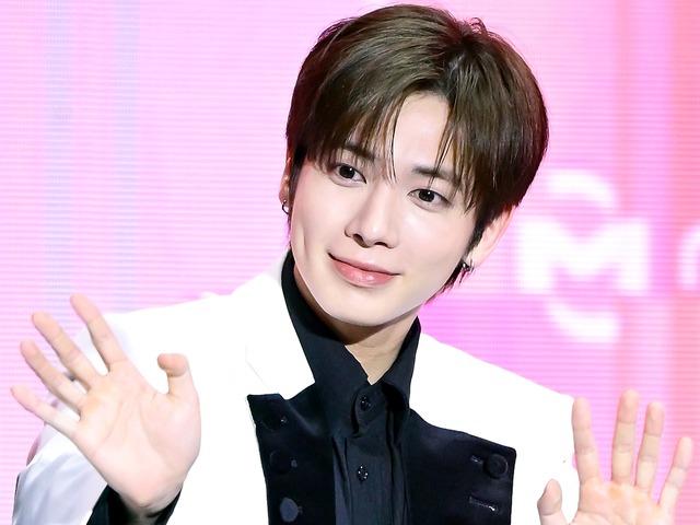 TXT・テヒョン、海辺で“上裸姿”を披露！ムキムキの肉体美にファン騒然「心臓持ちません」