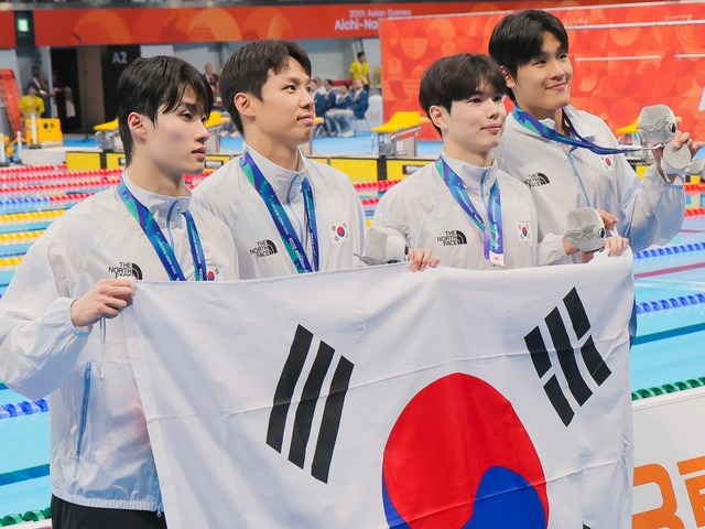 日本を追い抜きフィニッシュ！競泳男子400mリレーで韓国が銀「3分10秒台に入るために努力」【アジア大会】
