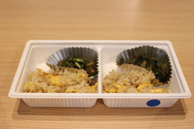 日高屋のリニューアル前後の「チャーハン」と「ニラキムチ」を食べ比べ。右がリニューアル後【撮影：平木昌宏】