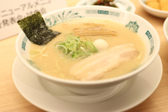 日高屋の新商品「濃厚豚骨醤油ラーメン」【撮影：平木昌宏】