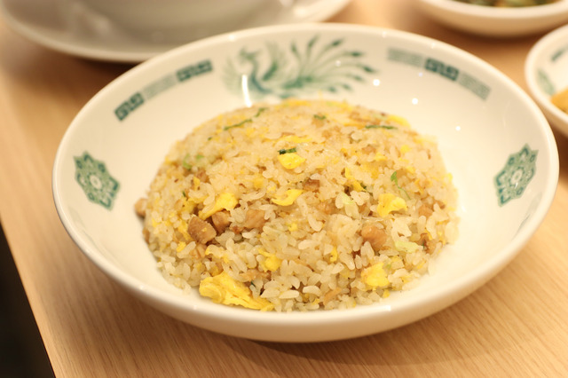 日高屋の「チャーハン」。淡路島産玉ねぎを使った専用オイルを新たに採用【撮影：平木昌宏】