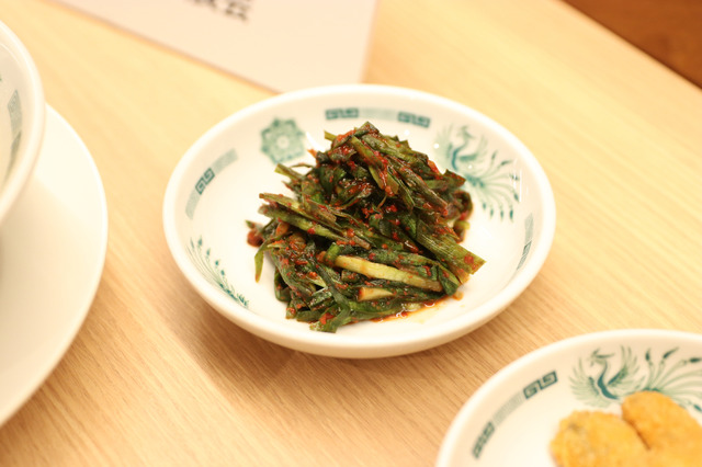 日高屋のリニューアルした「ニラキムチ」。辛さを抑え、より食べやすい味わいに【撮影：平木昌宏】