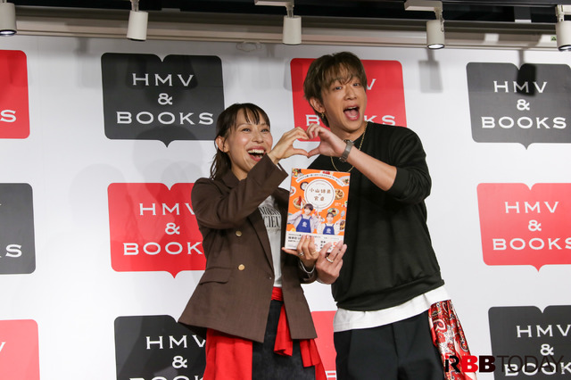 （左から）みきママ、NEWS・小山慶一郎【撮影：平木昌宏】