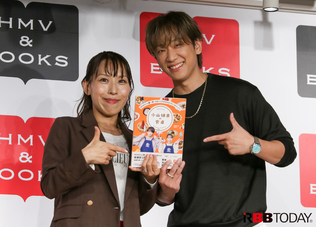 （左から）みきママ、NEWS・小山慶一郎【撮影：平木昌宏】