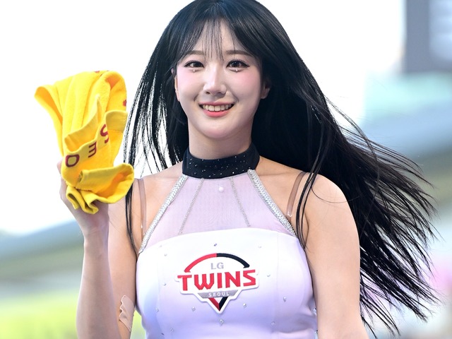 「パンパンや」胸もと強調タイトトップスに視線集中、韓国人気美女チアの豊満スタイルに絶賛の声