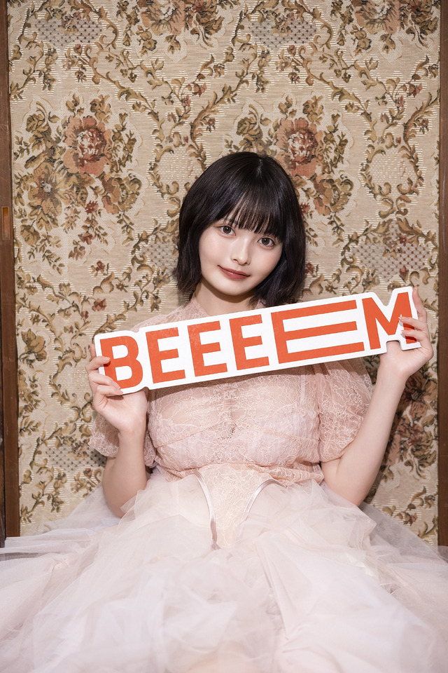 『BEEEEM』（ビーーーム） vol.3 撮影：江嶋綾恵梨 撮影協力：河邉有実莉 スタイリスト：馳尾潤子（Jstyles） ヘアメイク：yukky（oddcolor）、安藤沙樹
