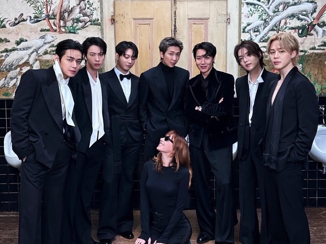 「女性蔑視では？」BTSの集合写真に批判…削除されるもVが再投稿　実は女性監督の“定番ポーズ”だった