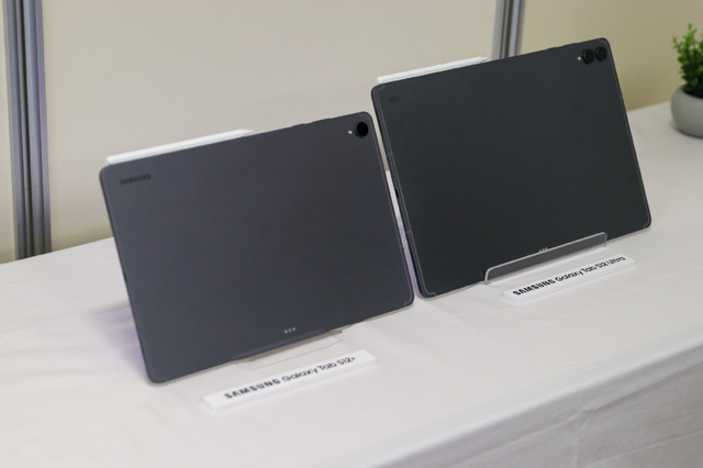Galaxy Tab S12+（左）とGalaxy Tab S12 Ultra（右）の背面。カラーはともにグレー【撮影／平木昌宏】
