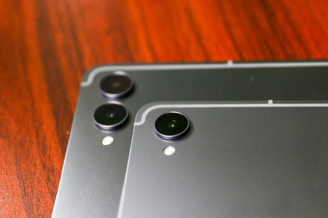 背面はGalaxy Tab S12 Ultra（左）が2眼、Galaxy Tab S12+（右）が1眼構成【撮影／平木昌宏】