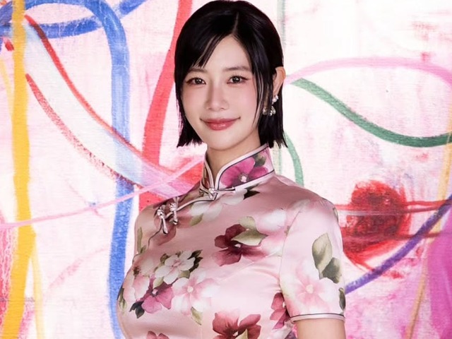 深スリットが大胆に…「世界で最も美しい顔」2位のクララ、“ぴちぴち”チャイナドレス姿で見事な曲線美