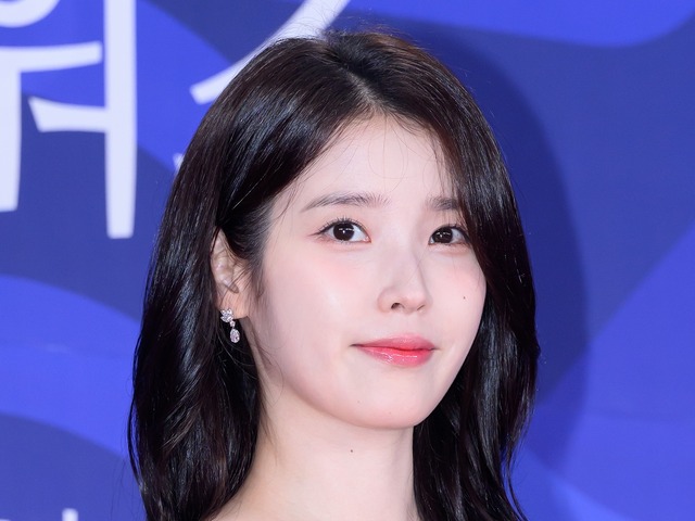 ヘアメイクに変化がないと不満の声…IU、事情を包み隠さず説明する“大人の対応”「私の責任」