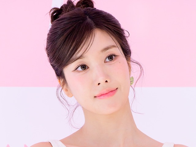「スタイルどうなってんの？」“ホットパンツ”で美脚全開…クォン・ウンビ、抜群プロポーションに釘付け