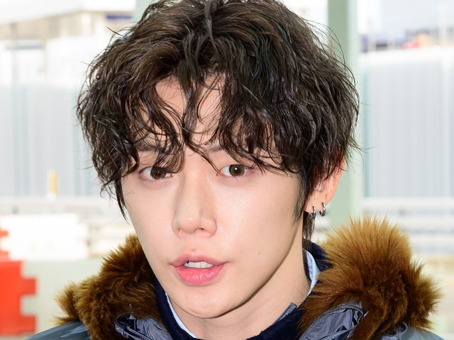 TXT・ヨンジュン、パーマヘアにイメチェン！猫のような可愛らしさが倍増した姿で空港に登場
