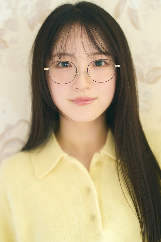 乃木坂46・鈴木佑捺、6期生グラビア企画に登場！メガネ姿やパンを食べる自然体の姿を披露