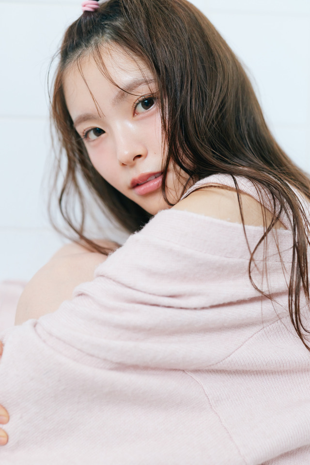 乃木坂46・森平麗心、キュートな笑顔でくつろぐ姿！6期生グラビア企画に登場