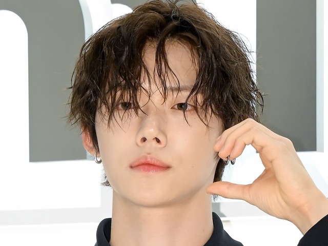 TXT・ヨンジュン、“ウェーブヘア”で雰囲気ガラリ…パリで魅せたアンニュイな表情にドキッ「天才？」