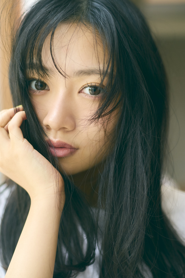 乃木坂46・小津玲奈、6期生グラビア企画「Nogizaka Colors」第5弾に登場！