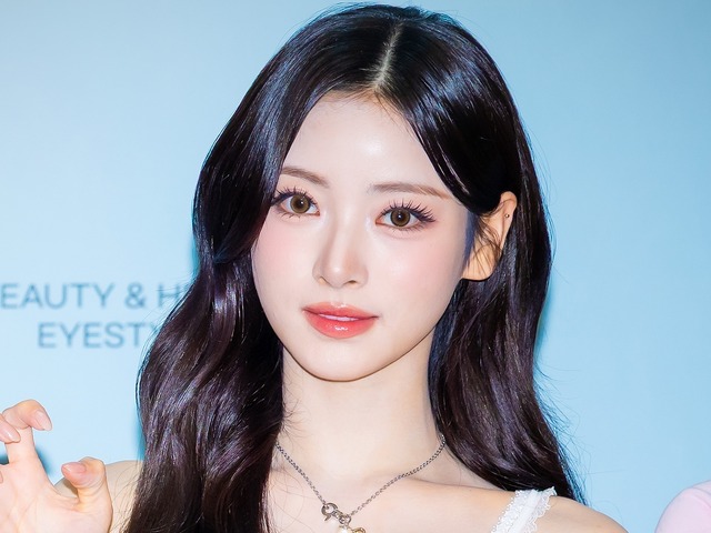 「ヤバイ」「開きすぎ！」日本人K-POPアイドル、“大胆バックレス”衣装に視線釘付け