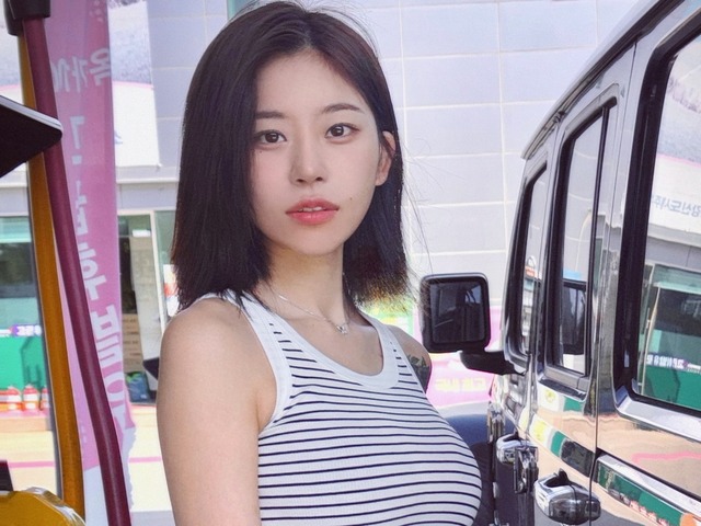 限界ギリギリのミニ丈で視線強奪…10代で妊娠させられた韓国巫女、見えちゃいそうな“しゃがみ”ポーズ
