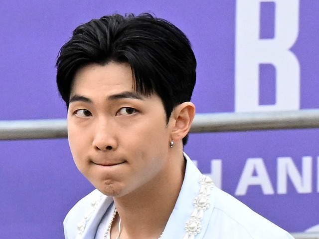 BTS・RM、ホテル前に集まる海外ファンに自粛呼びかけ「大きな迷惑をかけることになっています」【全文】